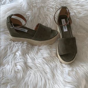 NEW WITHOUT TAGS! Green platform sandals